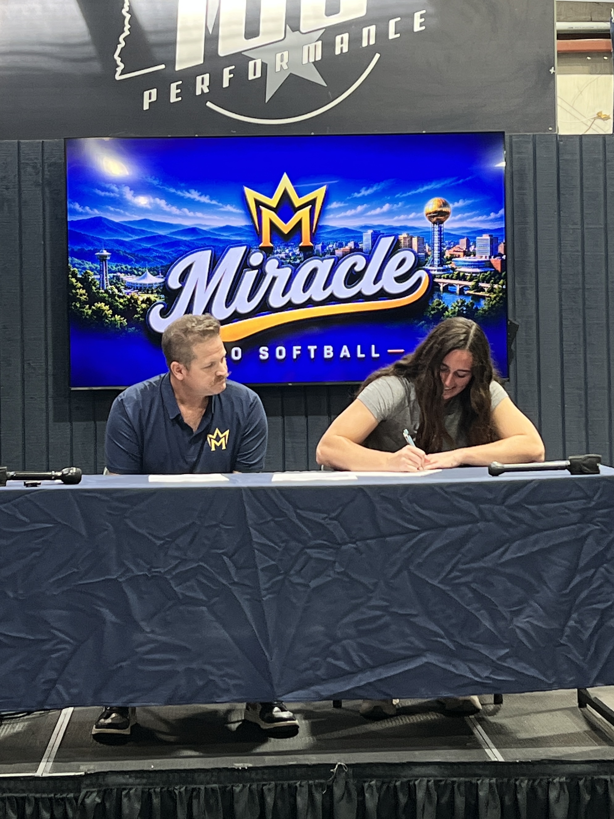 Jessie Blaine signing with the Knoxville Miracle